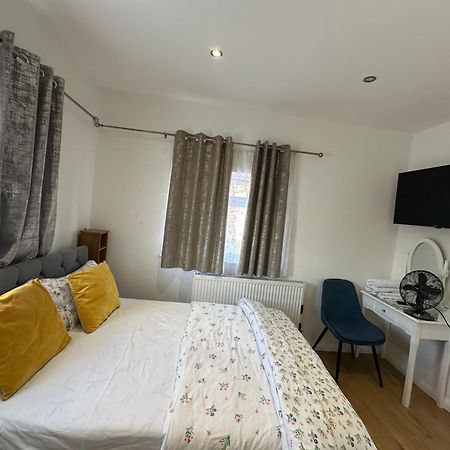 3Rd Studio Flat With Private Toilet And Bathroom Setup For Family Enjoyment 134 Keedonwood Road Bromley Exterior photo