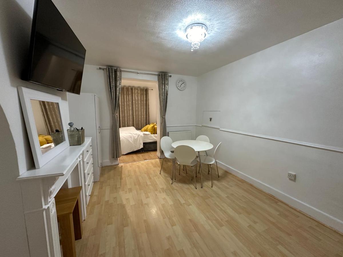 3Rd Studio Flat With Private Toilet And Bathroom Setup For Family Enjoyment 134 Keedonwood Road Bromley Exterior photo