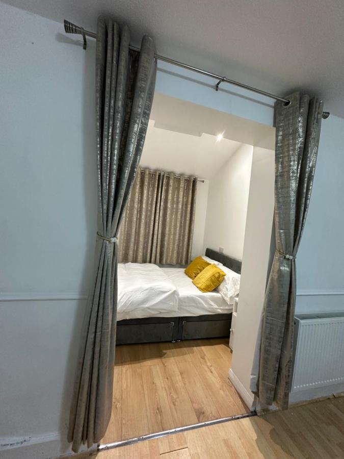 3Rd Studio Flat With Private Toilet And Bathroom Setup For Family Enjoyment 134 Keedonwood Road Bromley Exterior photo
