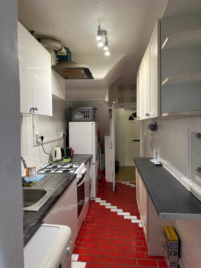 3Rd Studio Flat With Private Toilet And Bathroom Setup For Family Enjoyment 134 Keedonwood Road Bromley Exterior photo