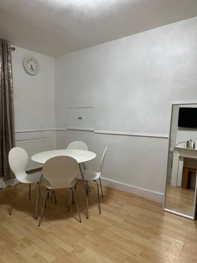 3Rd Studio Flat With Private Toilet And Bathroom Setup For Family Enjoyment 134 Keedonwood Road Bromley Exterior photo