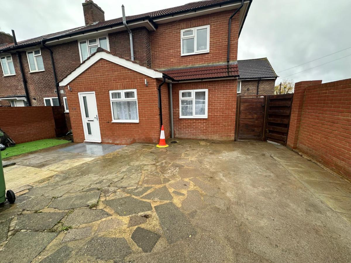 3Rd Studio Flat With Private Toilet And Bathroom Setup For Family Enjoyment 134 Keedonwood Road Bromley Exterior photo