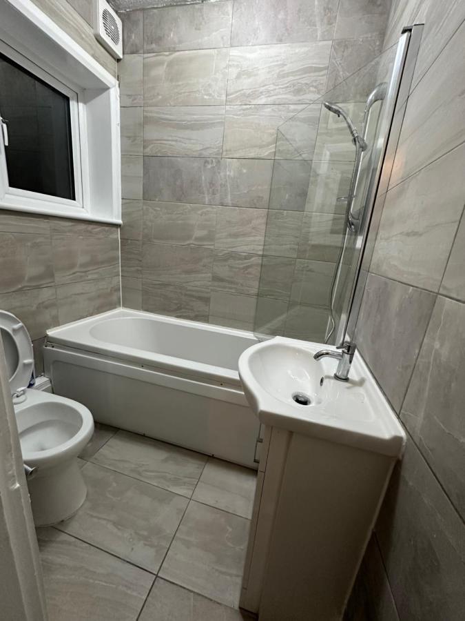 3Rd Studio Flat With Private Toilet And Bathroom Setup For Family Enjoyment 134 Keedonwood Road Bromley Exterior photo