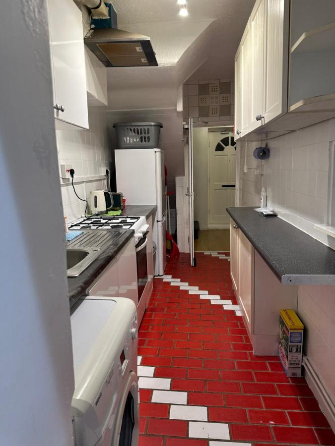 3Rd Studio Flat With Private Toilet And Bathroom Setup For Family Enjoyment 134 Keedonwood Road Bromley Exterior photo