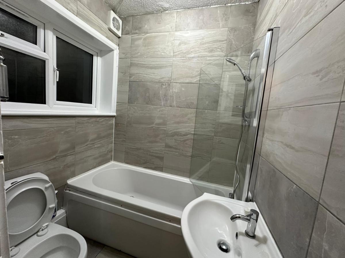3Rd Studio Flat With Private Toilet And Bathroom Setup For Family Enjoyment 134 Keedonwood Road Bromley Exterior photo