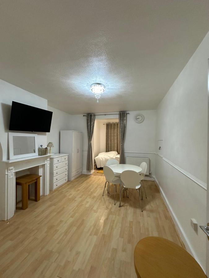 3Rd Studio Flat With Private Toilet And Bathroom Setup For Family Enjoyment 134 Keedonwood Road Bromley Exterior photo