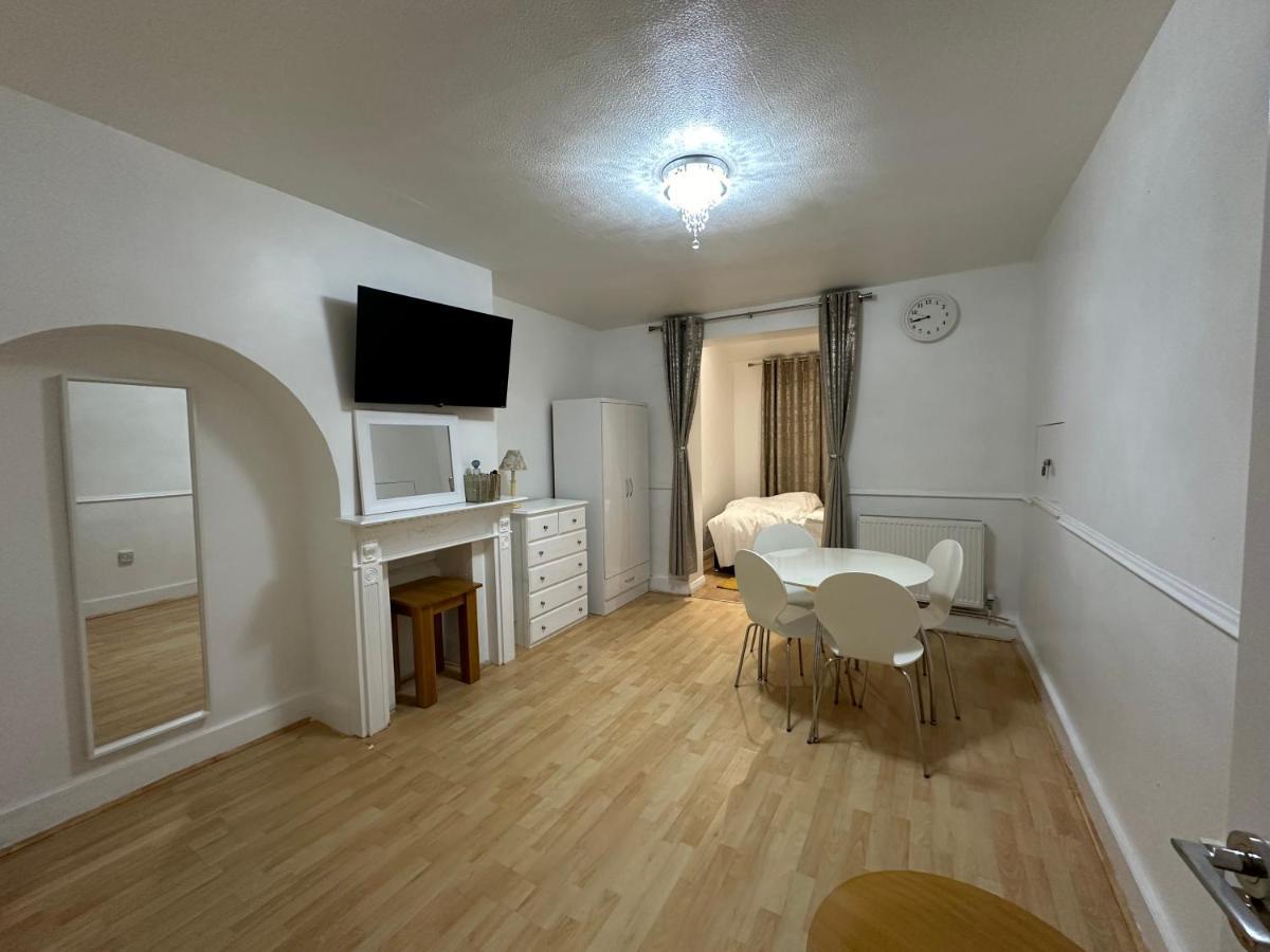 3Rd Studio Flat With Private Toilet And Bathroom Setup For Family Enjoyment 134 Keedonwood Road Bromley Exterior photo