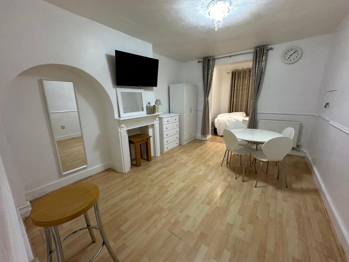 3Rd Studio Flat With Private Toilet And Bathroom Setup For Family Enjoyment 134 Keedonwood Road Bromley Exterior photo