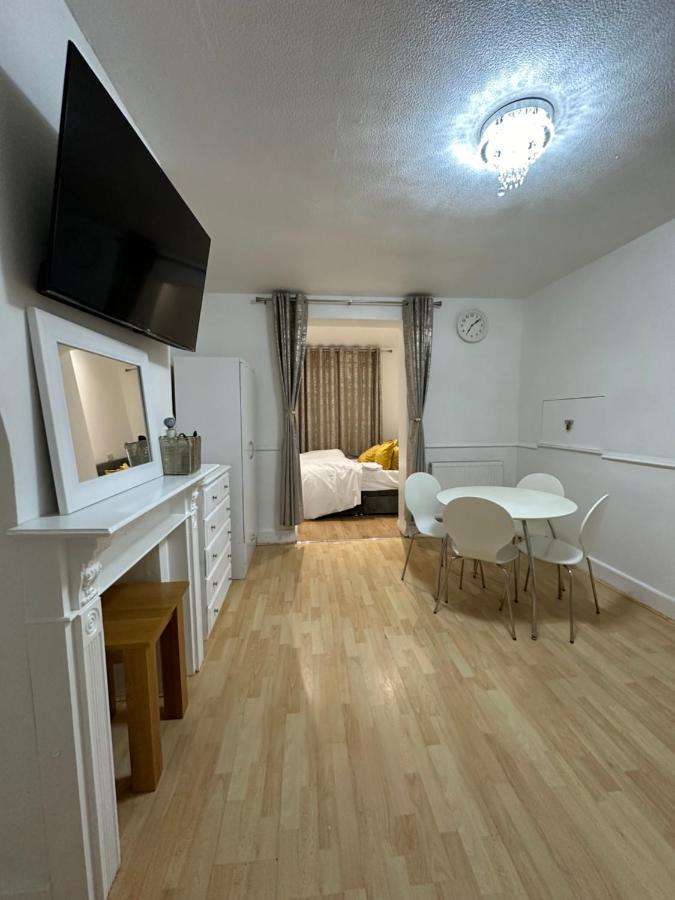 3Rd Studio Flat With Private Toilet And Bathroom Setup For Family Enjoyment 134 Keedonwood Road Bromley Exterior photo