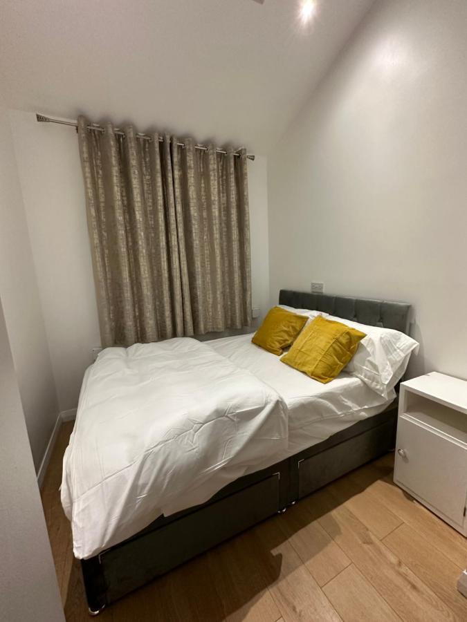 3Rd Studio Flat With Private Toilet And Bathroom Setup For Family Enjoyment 134 Keedonwood Road Bromley Exterior photo