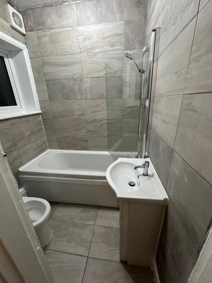 3Rd Studio Flat With Private Toilet And Bathroom Setup For Family Enjoyment 134 Keedonwood Road Bromley Exterior photo