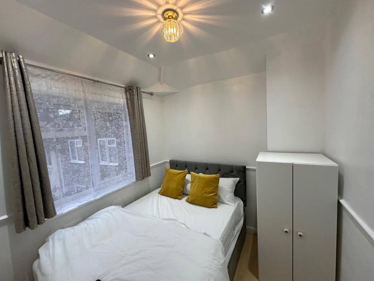 3Rd Studio Flat With Private Toilet And Bathroom Setup For Family Enjoyment 134 Keedonwood Road Bromley Exterior photo
