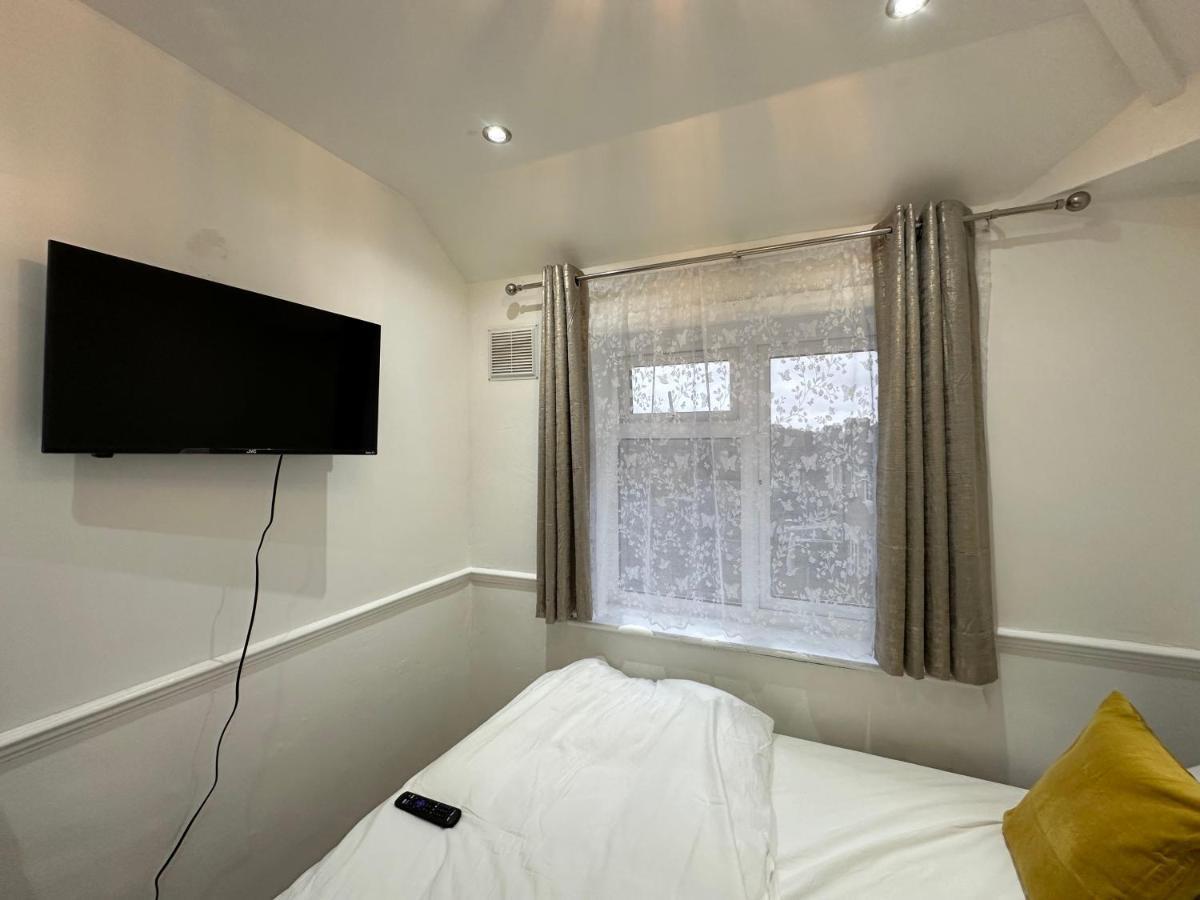 3Rd Studio Flat With Private Toilet And Bathroom Setup For Family Enjoyment 134 Keedonwood Road Bromley Exterior photo