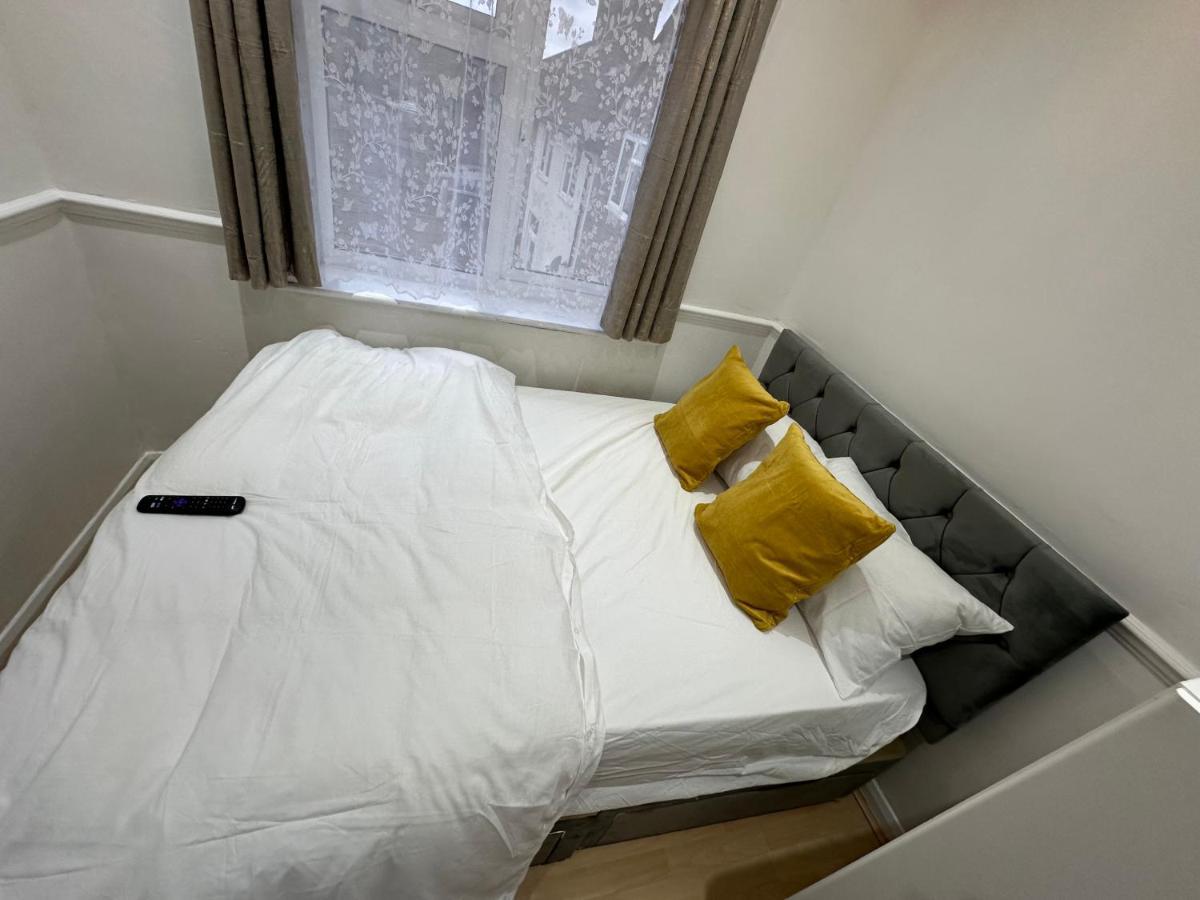 3Rd Studio Flat With Private Toilet And Bathroom Setup For Family Enjoyment 134 Keedonwood Road Bromley Exterior photo