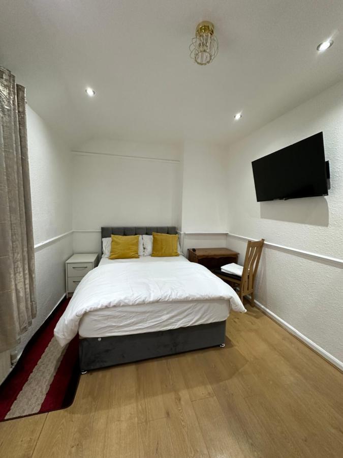 3Rd Studio Flat With Private Toilet And Bathroom Setup For Family Enjoyment 134 Keedonwood Road Bromley Exterior photo