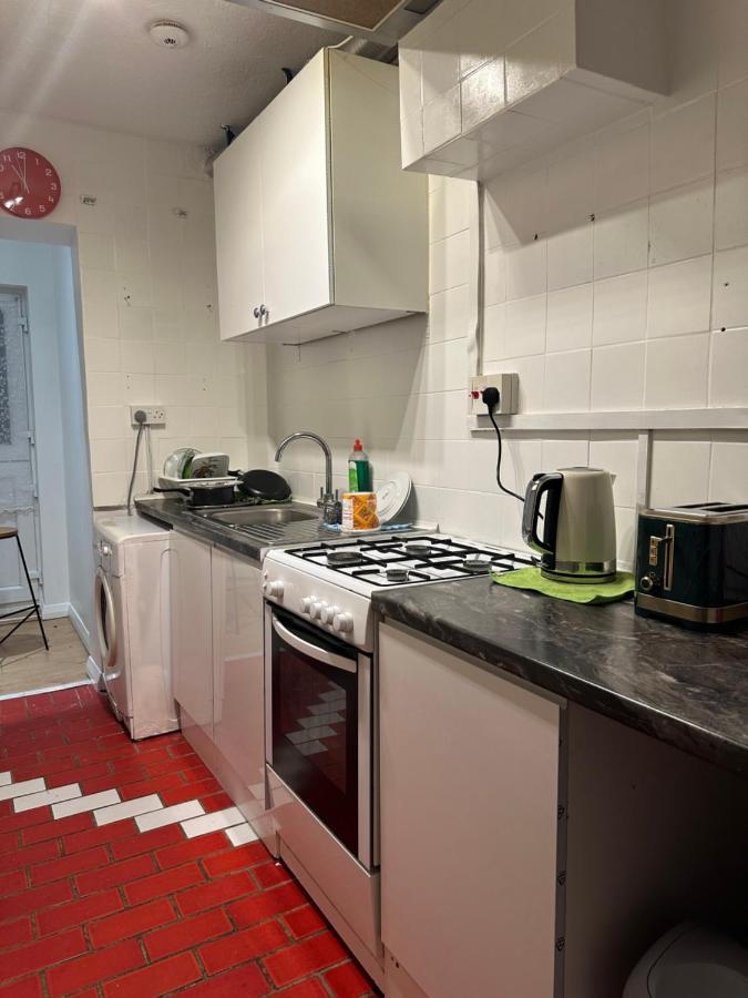 3Rd Studio Flat With Private Toilet And Bathroom Setup For Family Enjoyment 134 Keedonwood Road Bromley Exterior photo