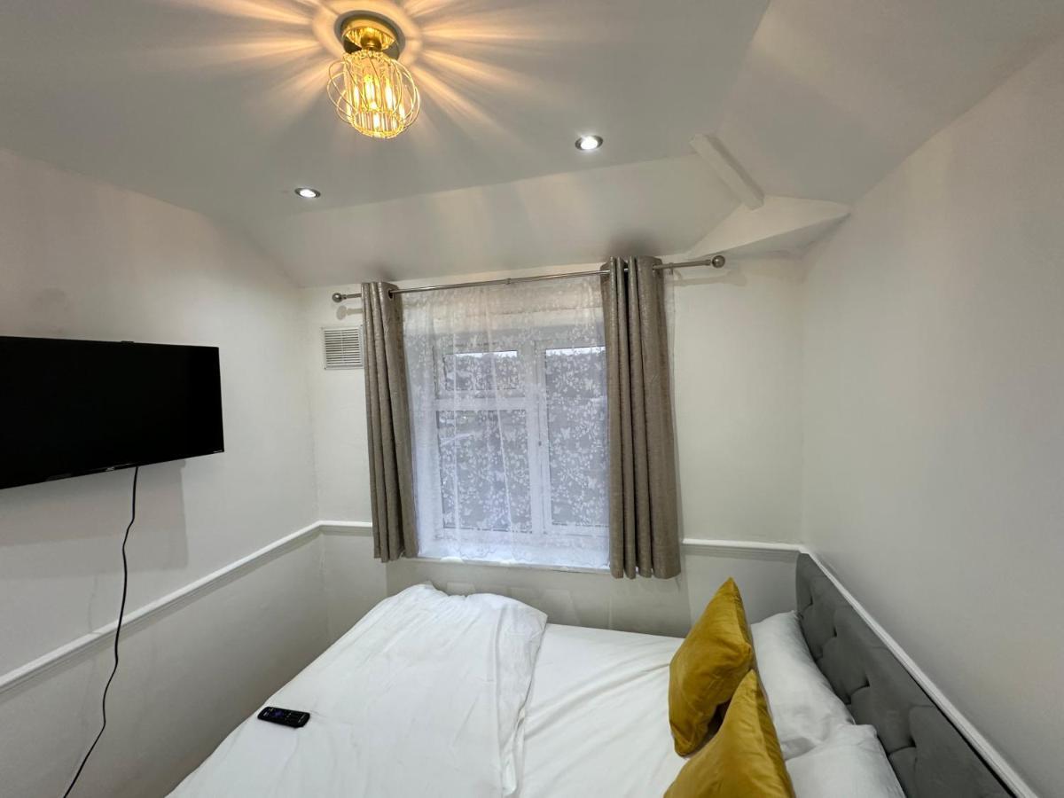 3Rd Studio Flat With Private Toilet And Bathroom Setup For Family Enjoyment 134 Keedonwood Road Bromley Exterior photo