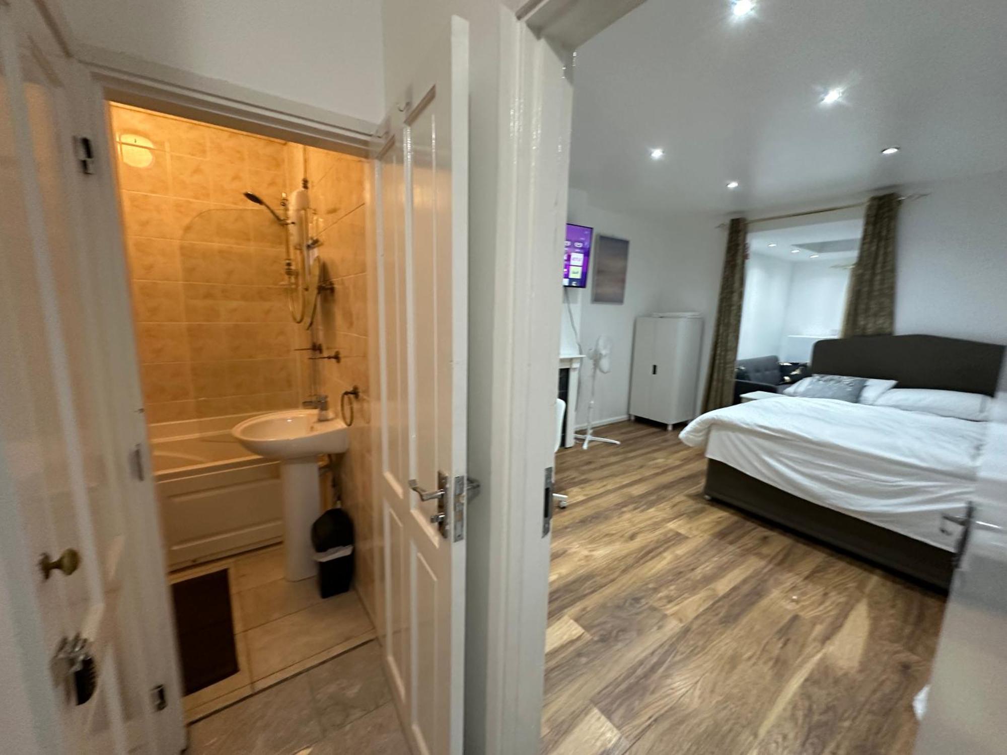 3Rd Studio Flat With Private Toilet And Bathroom Setup For Family Enjoyment 134 Keedonwood Road Bromley Exterior photo
