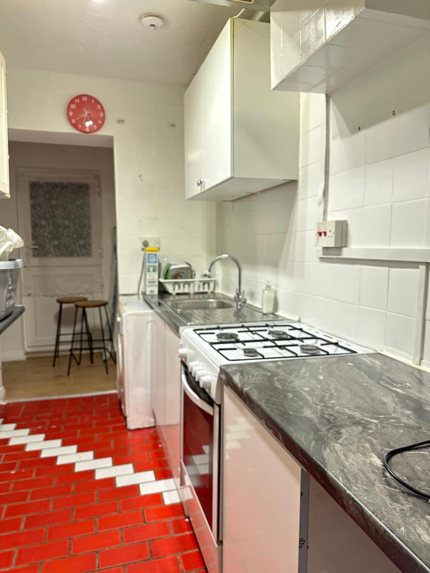 3Rd Studio Flat With Private Toilet And Bathroom Setup For Family Enjoyment 134 Keedonwood Road Bromley Exterior photo