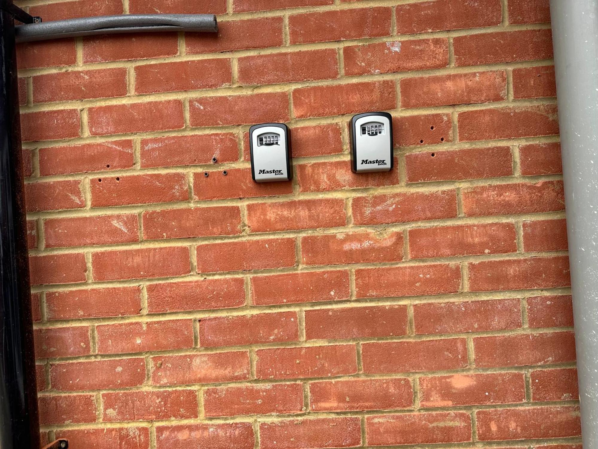 3Rd Studio Flat With Private Toilet And Bathroom Setup For Family Enjoyment 134 Keedonwood Road Bromley Exterior photo