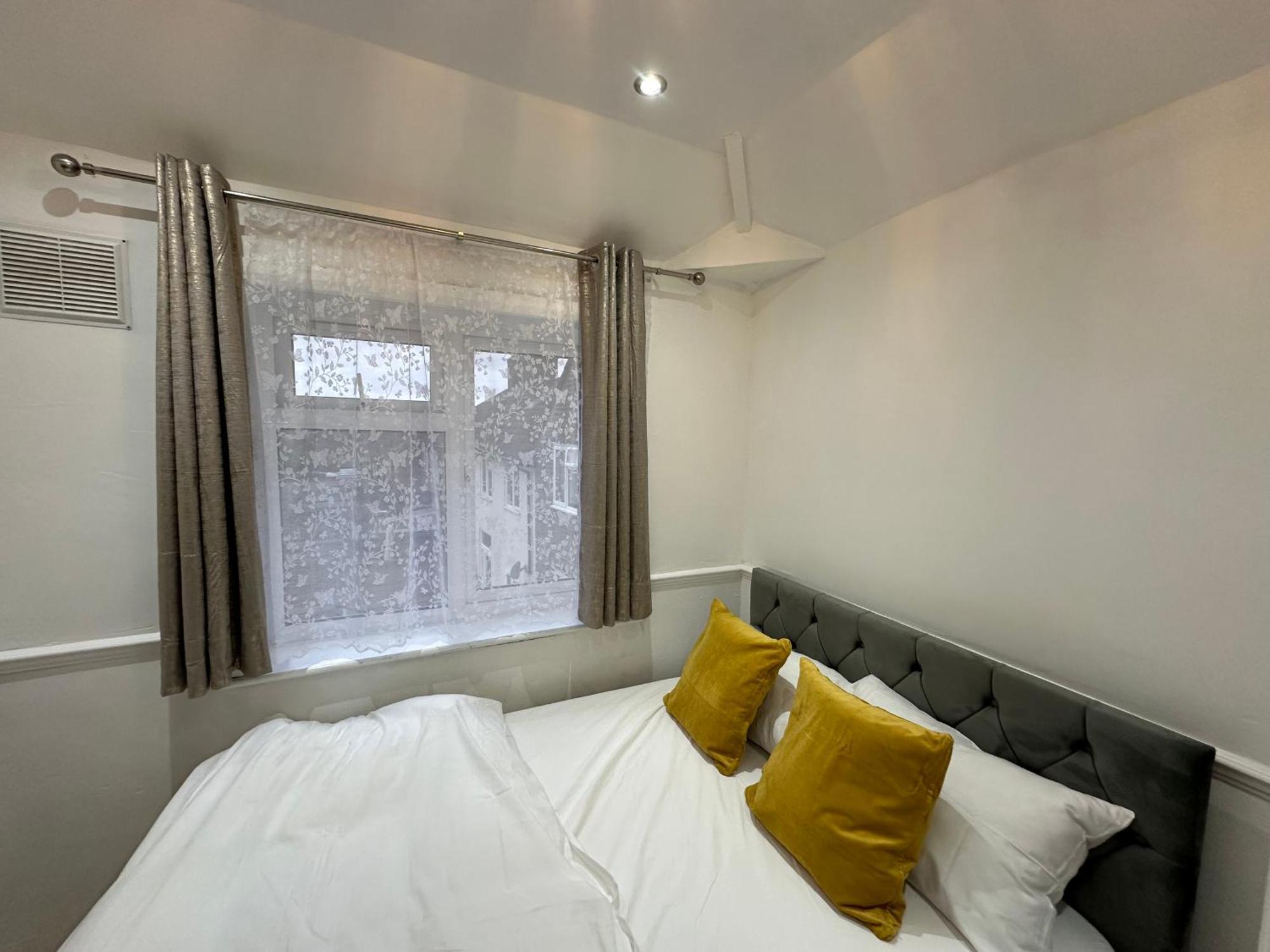 3Rd Studio Flat With Private Toilet And Bathroom Setup For Family Enjoyment 134 Keedonwood Road Bromley Exterior photo