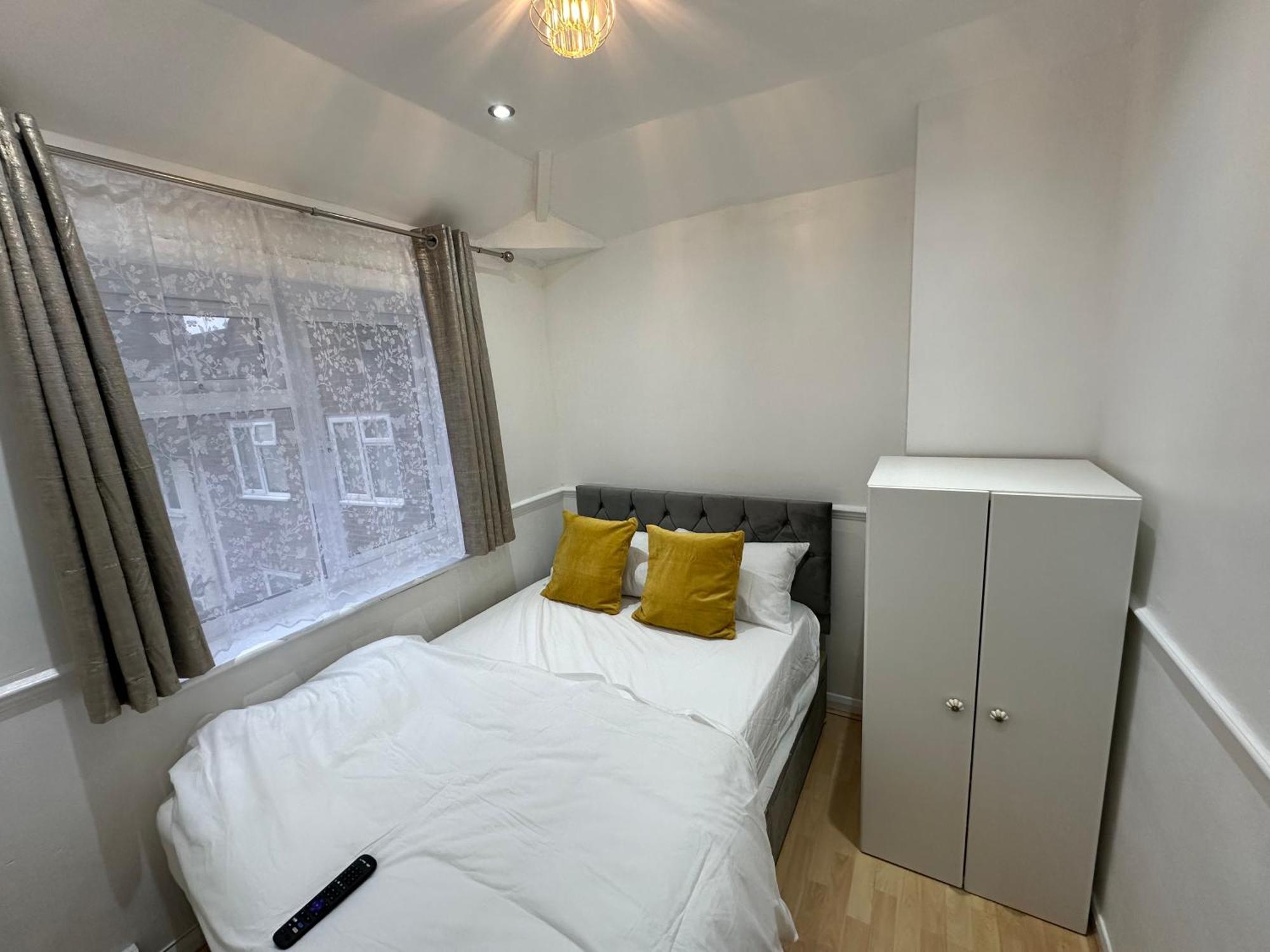 3Rd Studio Flat With Private Toilet And Bathroom Setup For Family Enjoyment 134 Keedonwood Road Bromley Exterior photo