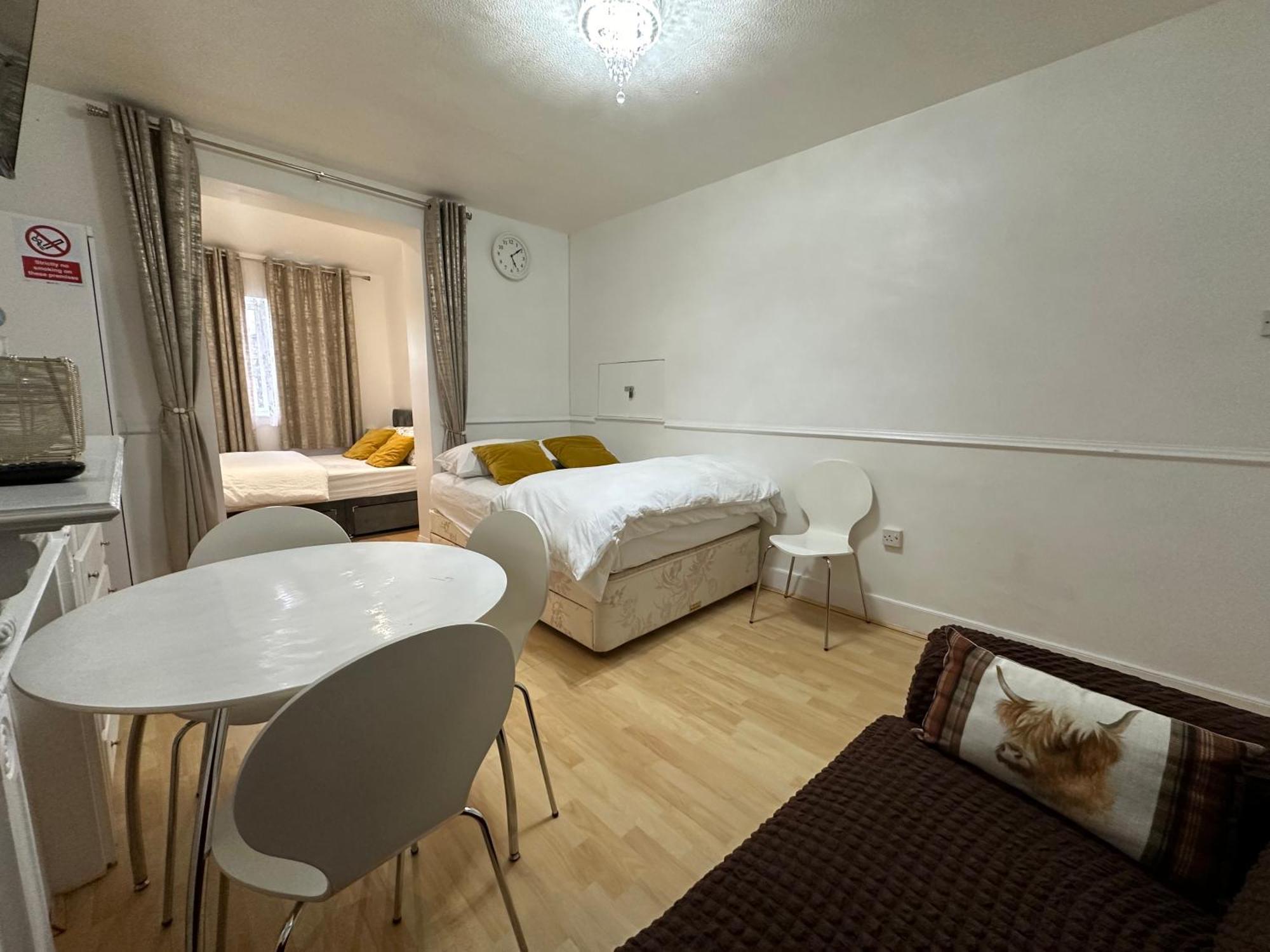 3Rd Studio Flat With Private Toilet And Bathroom Setup For Family Enjoyment 134 Keedonwood Road Bromley Exterior photo
