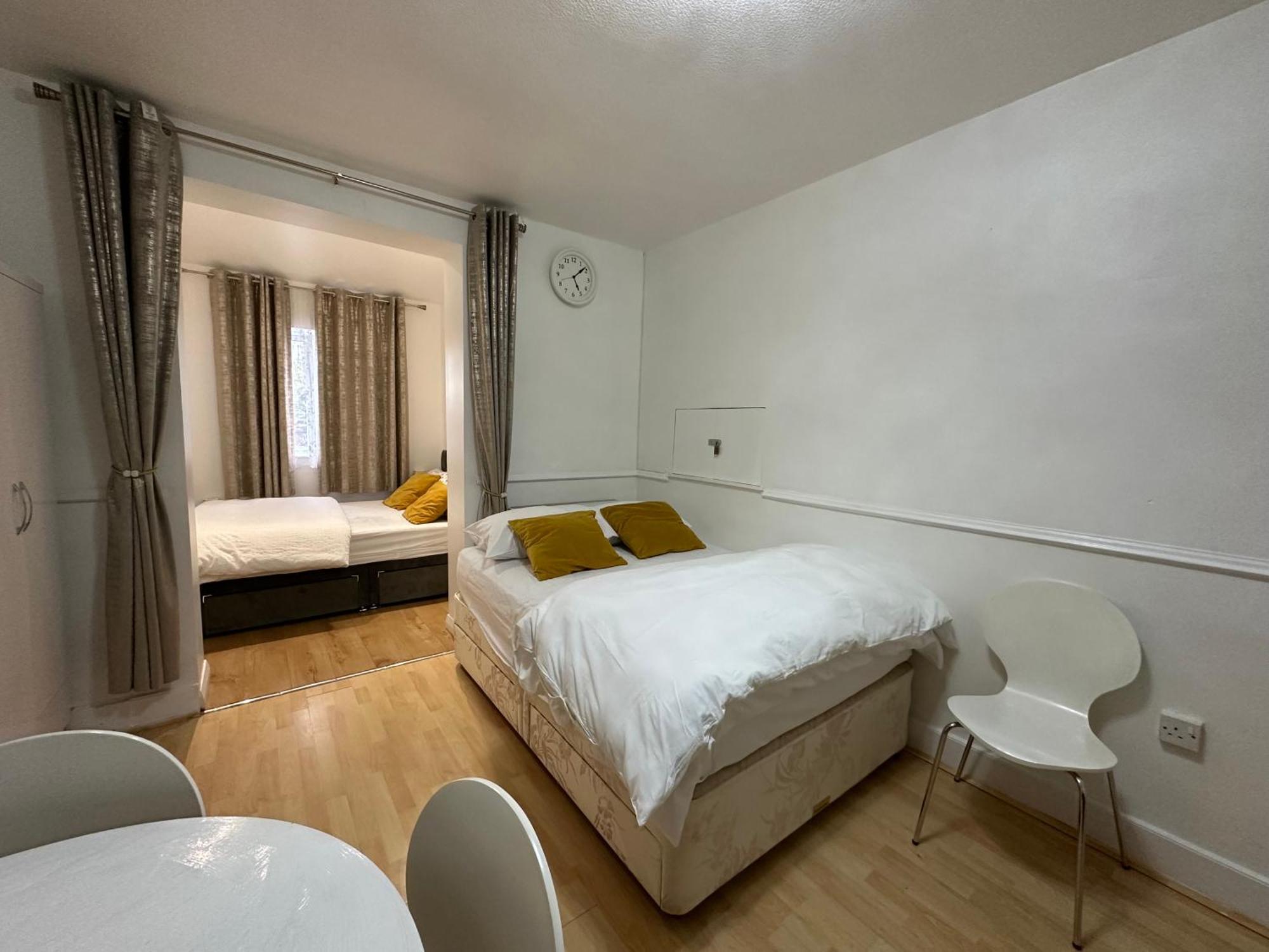 3Rd Studio Flat With Private Toilet And Bathroom Setup For Family Enjoyment 134 Keedonwood Road Bromley Exterior photo