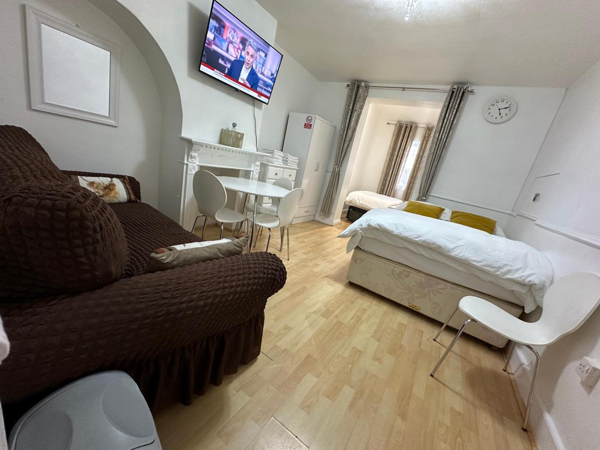 3Rd Studio Flat With Private Toilet And Bathroom Setup For Family Enjoyment 134 Keedonwood Road Bromley Exterior photo