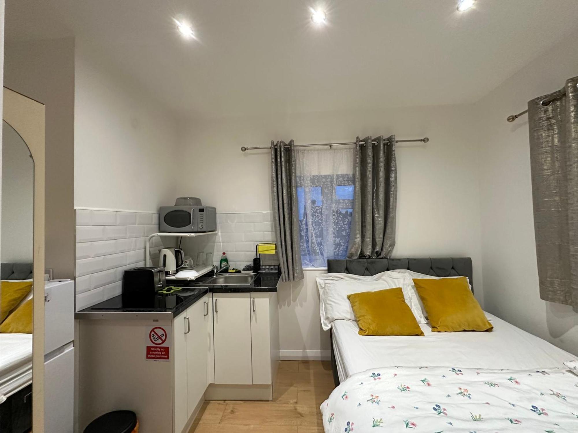 3Rd Studio Flat With Private Toilet And Bathroom Setup For Family Enjoyment 134 Keedonwood Road Bromley Exterior photo