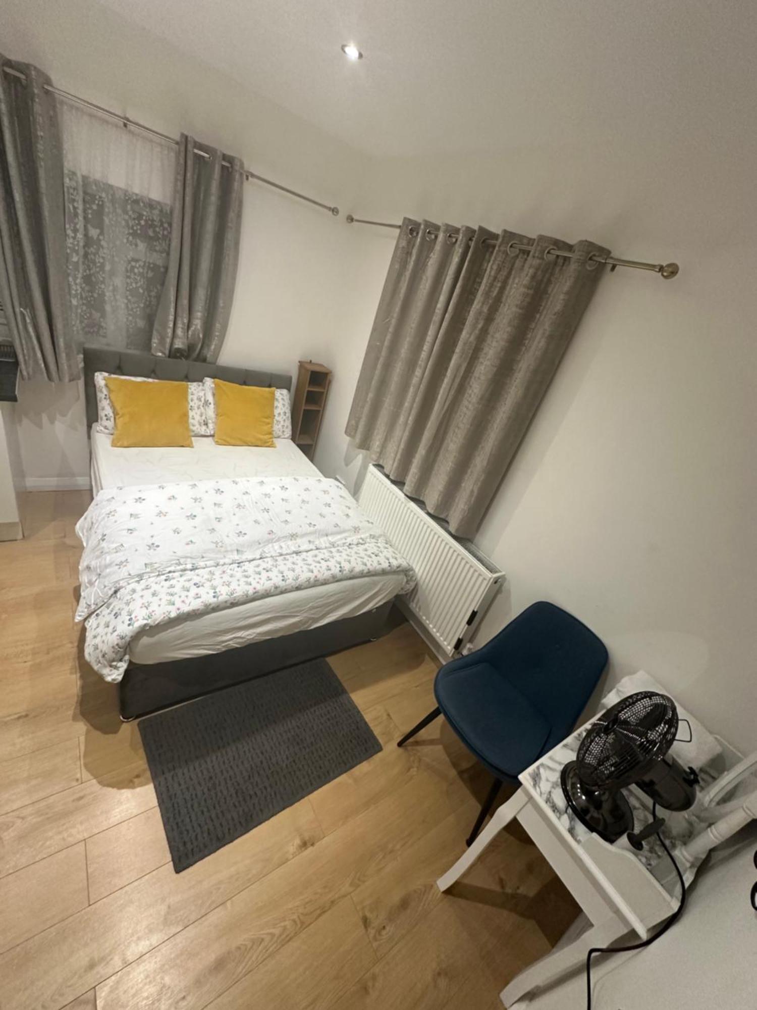 3Rd Studio Flat With Private Toilet And Bathroom Setup For Family Enjoyment 134 Keedonwood Road Bromley Exterior photo