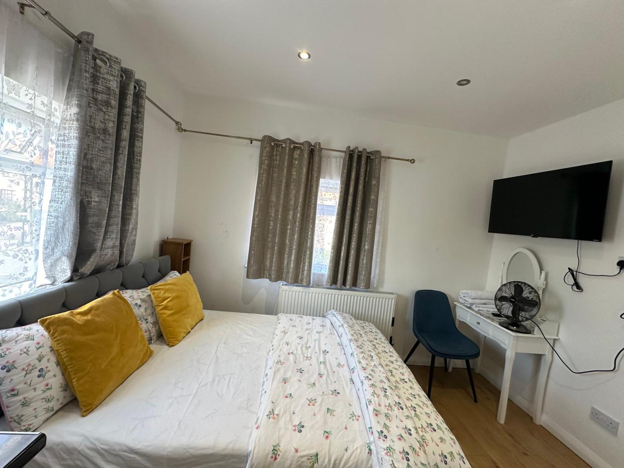 3Rd Studio Flat With Private Toilet And Bathroom Setup For Family Enjoyment 134 Keedonwood Road Bromley Exterior photo