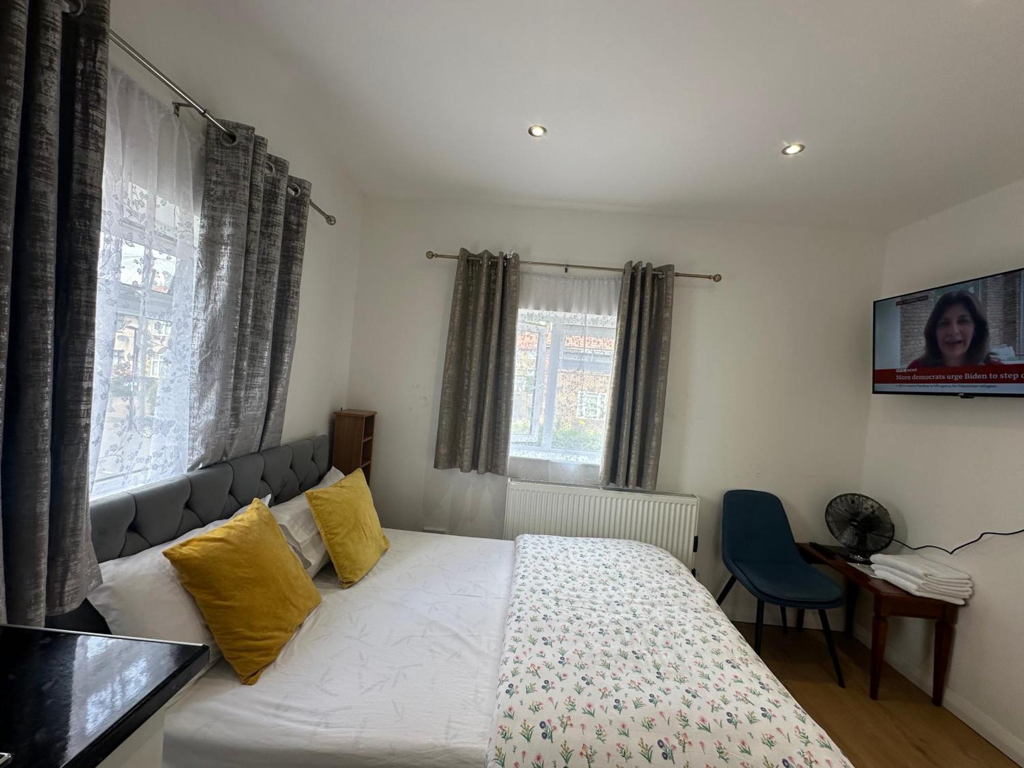 3Rd Studio Flat With Private Toilet And Bathroom Setup For Family Enjoyment 134 Keedonwood Road Bromley Exterior photo