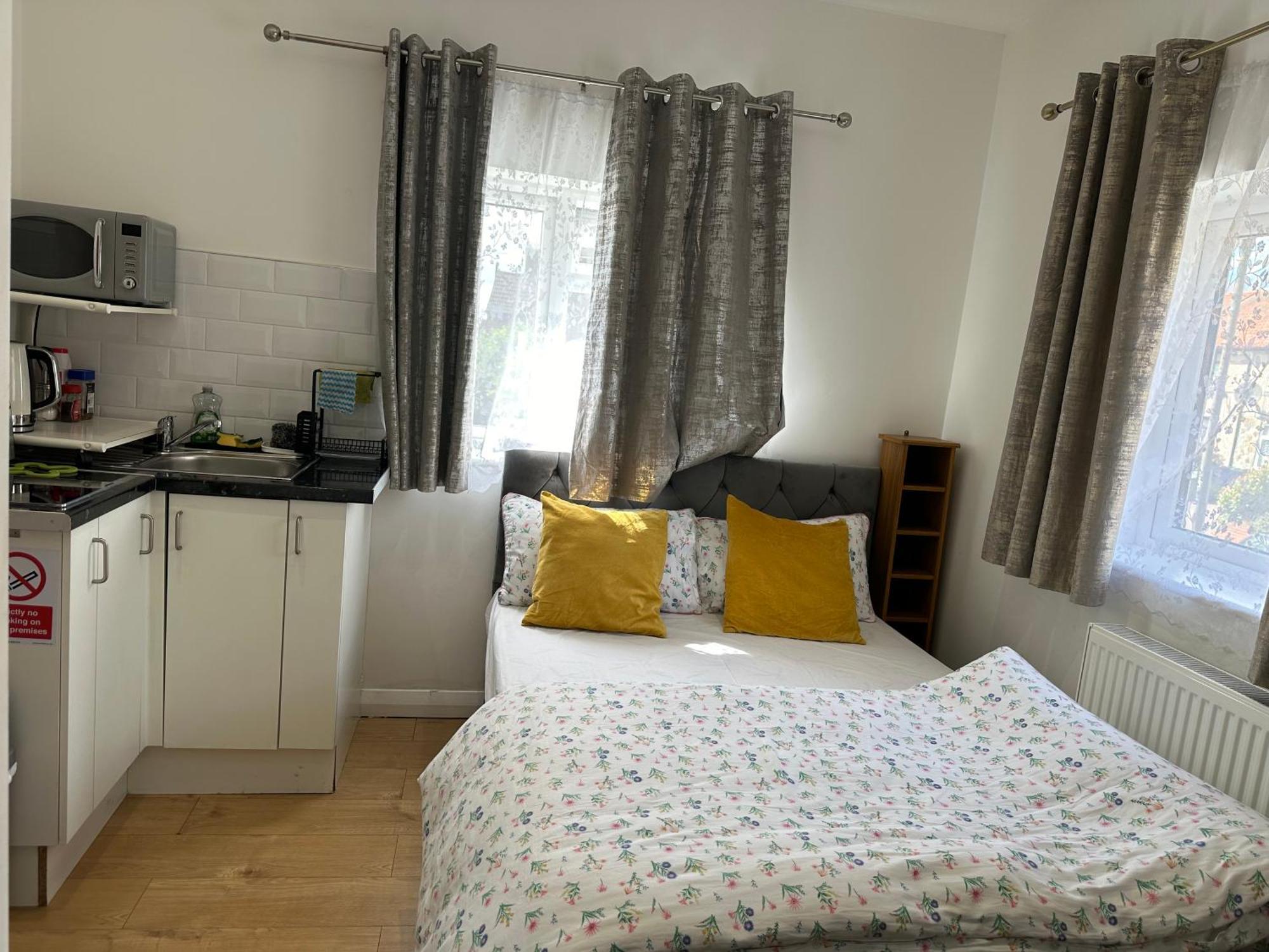 3Rd Studio Flat With Private Toilet And Bathroom Setup For Family Enjoyment 134 Keedonwood Road Bromley Exterior photo