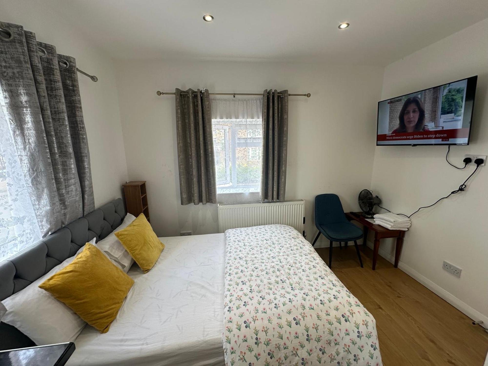 3Rd Studio Flat With Private Toilet And Bathroom Setup For Family Enjoyment 134 Keedonwood Road Bromley Exterior photo