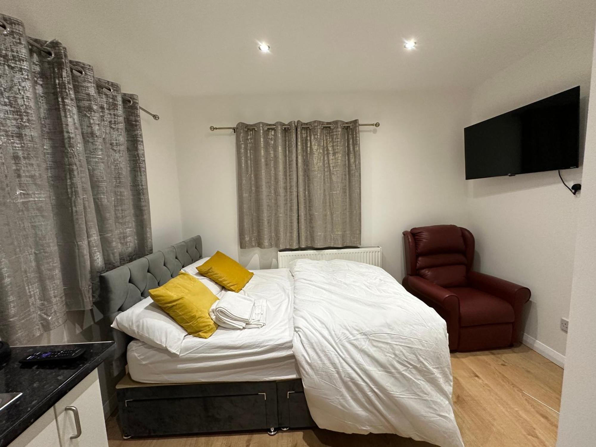 3Rd Studio Flat With Private Toilet And Bathroom Setup For Family Enjoyment 134 Keedonwood Road Bromley Exterior photo
